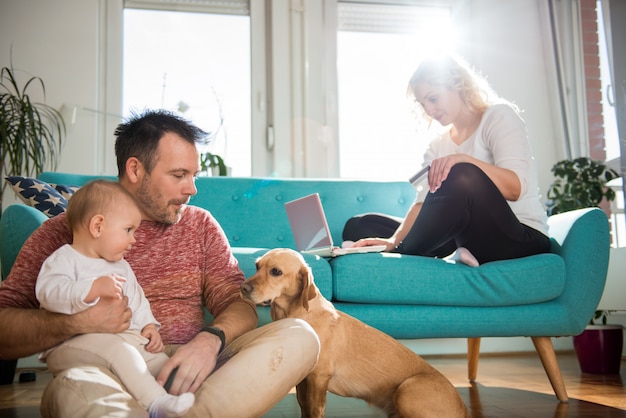 Glückliche Familie, die sich zu Hause entspannt