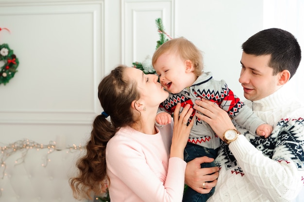 Glückliche Familie, die Silvester zusammen feiert