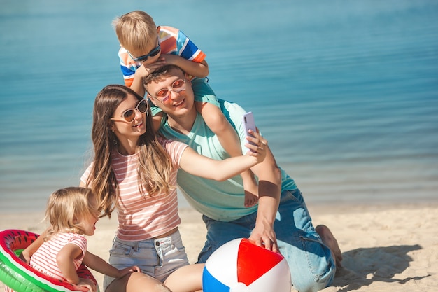 Glückliche Familie, die Spaß am Strand hat