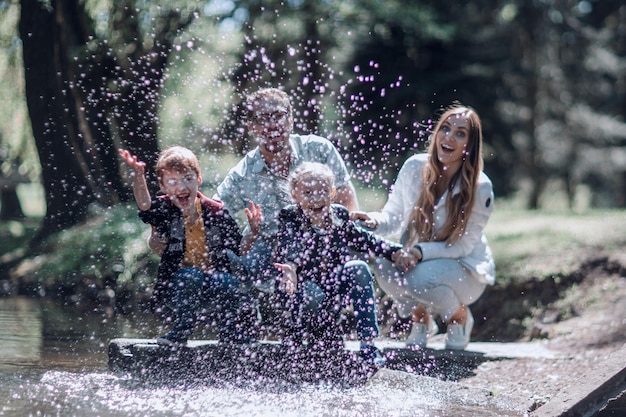 Glückliche Familie, die Spaß auf dem See hat, das Konzept der Familienunterhaltung