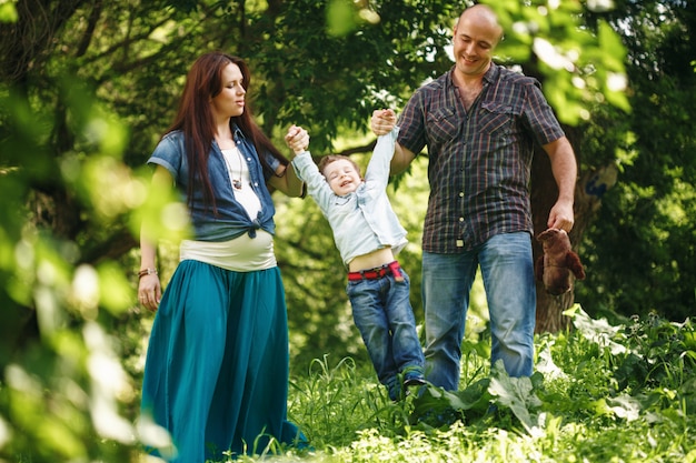 Glückliche Familie, die Spaß draußen hat