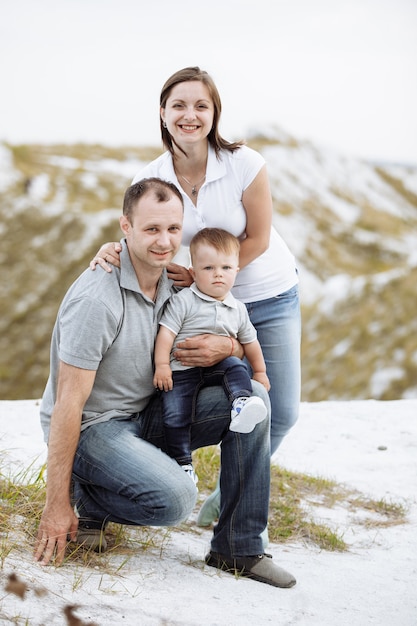 Glückliche Familie, die Spaß im Freien hat