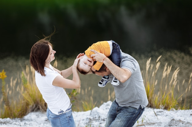 Glückliche Familie, die Spaß im Freien hat