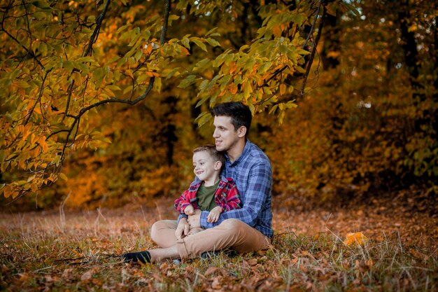 Glückliche Familie, die Spaß im Freien im Herbstpark hat