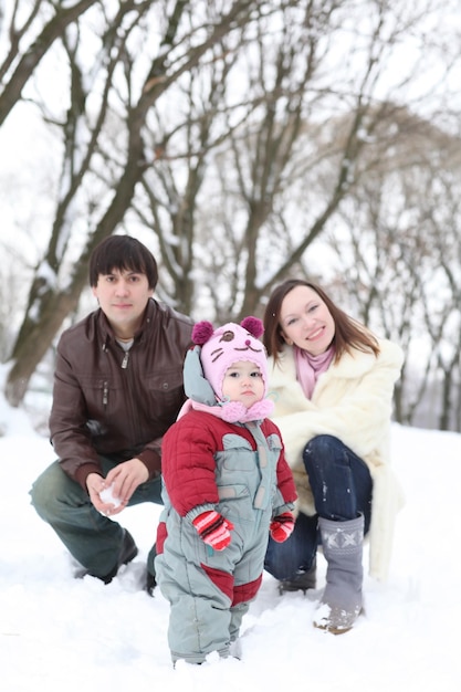 Glückliche Familie, die Spaß im schönen verschneiten Winter hat