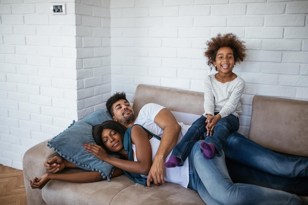 Glückliche Familie, die Spaß im Wohnzimmer hat