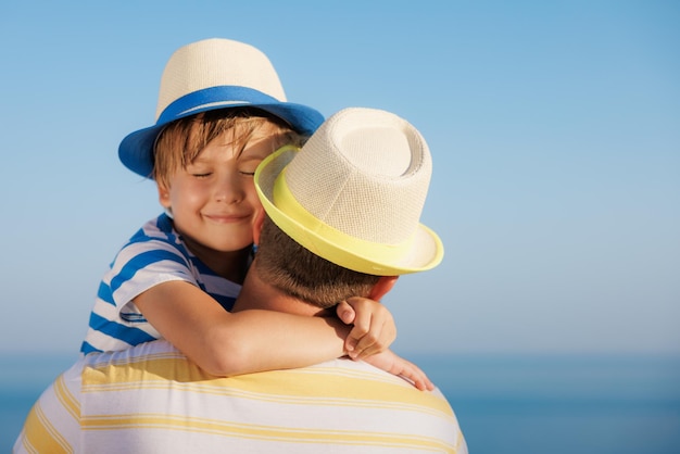 Foto glückliche familie, die spaß in den sommerferien hat