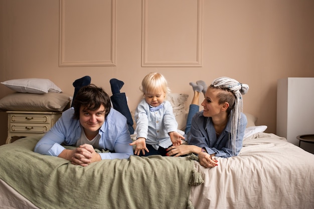 Foto glückliche familie, die spaßzeit zu hause auf dem bett hat