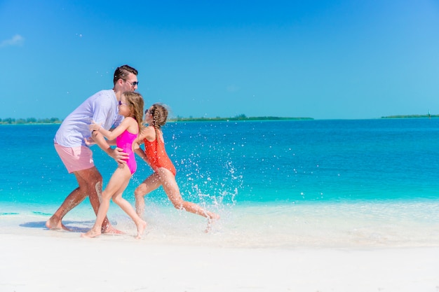 Glückliche Familie, die Strandzeit genießt und viel Spaß hat