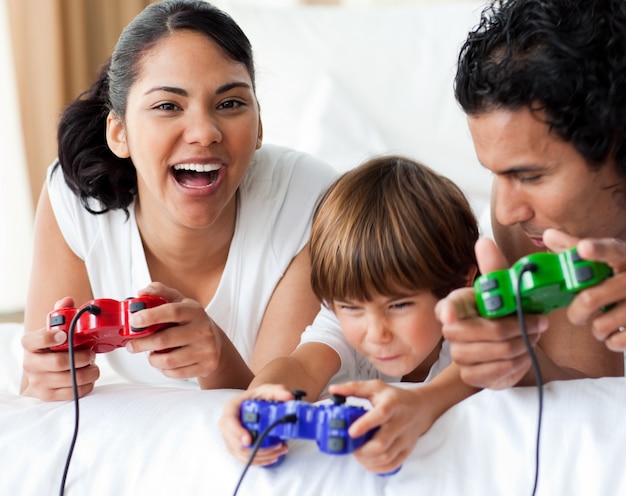 Glückliche Familie, die Videospiele spielt