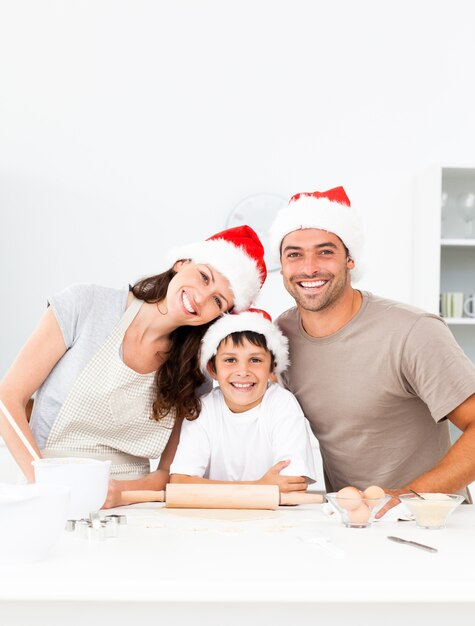 Glückliche Familie, die Weihnachtsplätzchen zusammen backt