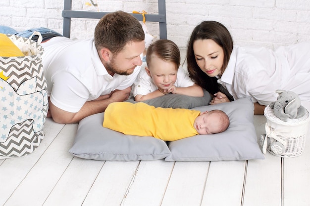 Glückliche Familie, die Zeit mit zu Hause verbringt