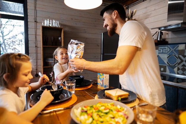 Foto glückliche familie, die zeit zusammen genießt