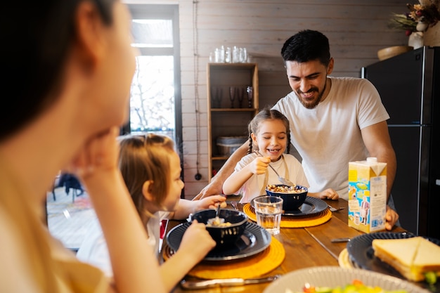 Glückliche Familie, die Zeit zusammen genießt