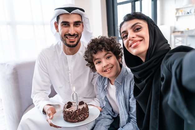 Glückliche Familie, die Zeit zusammen verbringt arabische Eltern und Kinder feiern zusammen seinen Geburtstag