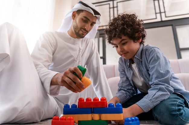 Glückliche Familie, die Zeit zusammen verbringt. Arabische Eltern und Kinder Lifestyle-Momente zu Hause