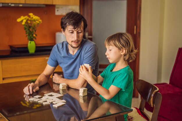 Glückliche Familie, die zu Hause Brettspiel spielt