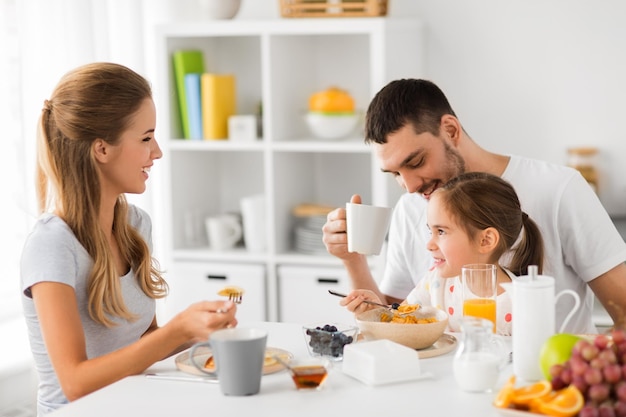 glückliche Familie, die zu Hause frühstückt