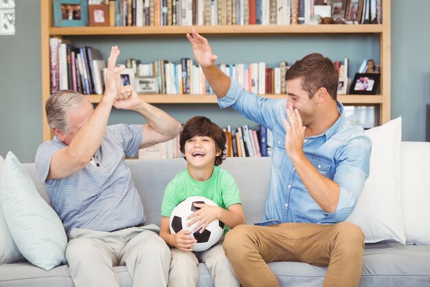 Glückliche Familie, die zu Hause genießt