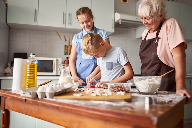 Glückliche Familie, die zu Hause kochen lernt