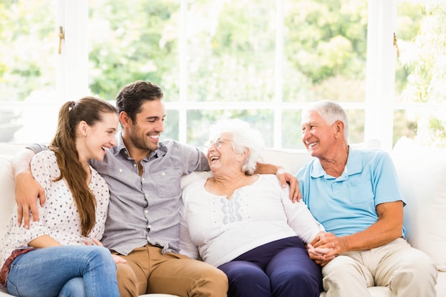 Glückliche Familie, die zu Hause lächelt