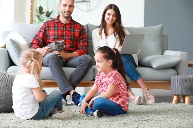 Glückliche Familie, die zu Hause ruht