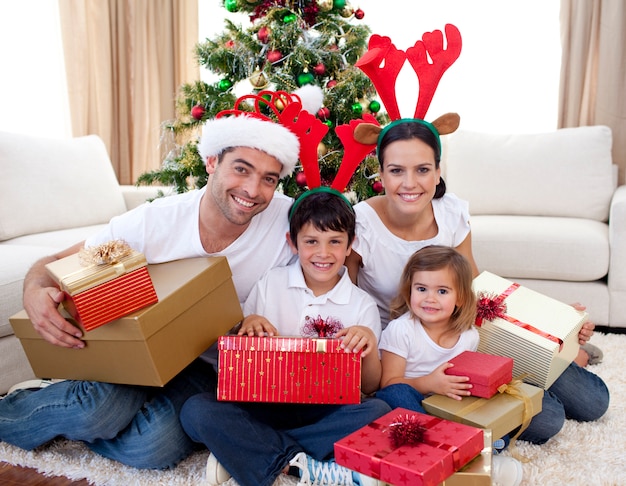 Glückliche Familie, die zu Hause Weihnachten feiert