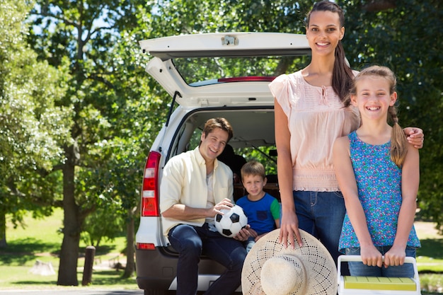 Glückliche Familie, die zur Autoreise fertig wird