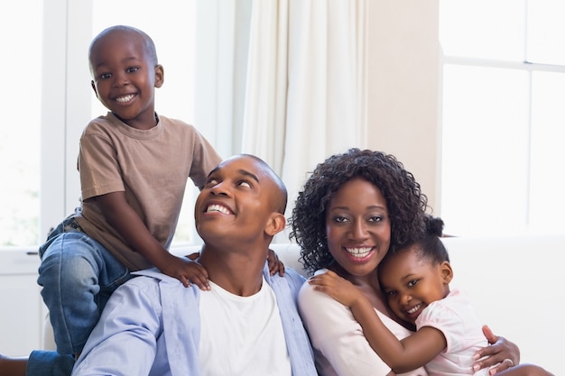 Glückliche Familie, die zusammen auf der Couch aufwirft