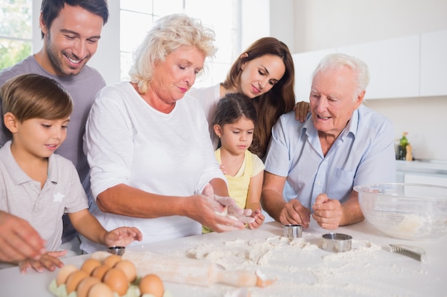 Glückliche Familie, die zusammen backt