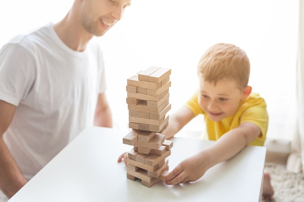 Glückliche Familie, die zusammen Brettspiel spielt. Zuhause. Gemütlich.