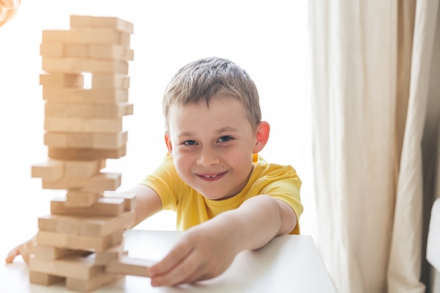 Glückliche Familie, die zusammen Brettspiel spielt. Zuhause. Gemütlich.