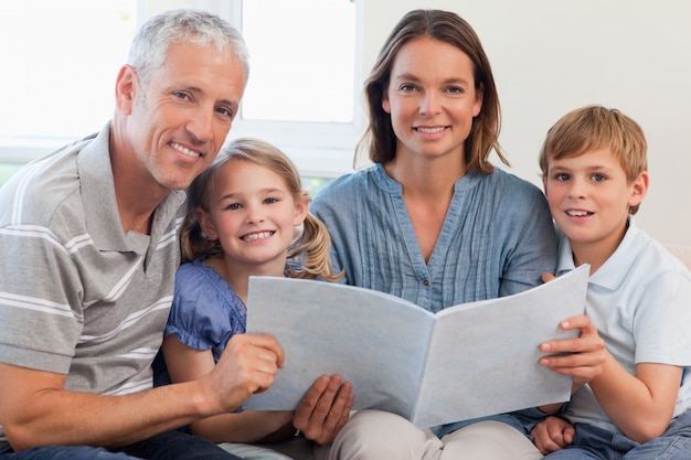 Glückliche Familie, die zusammen ein Buch liest