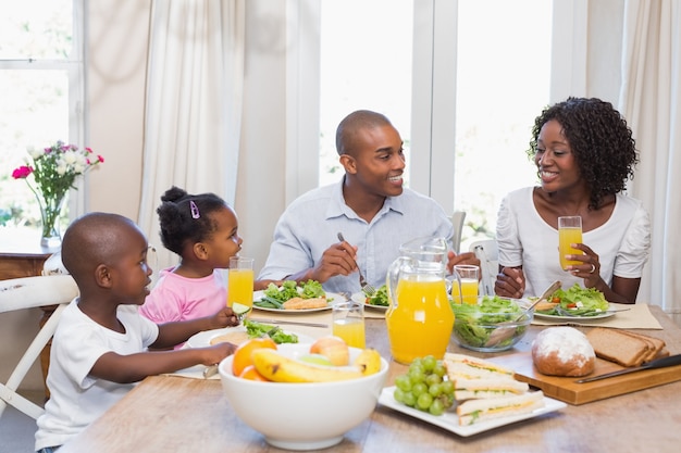 Glückliche Familie, die zusammen eine gesunde Mahlzeit genießt