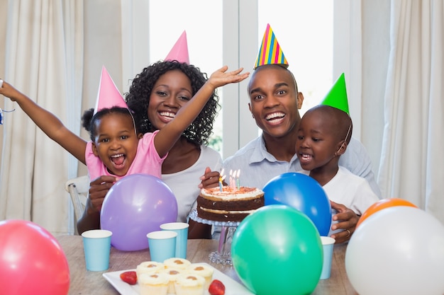 Glückliche Familie, die zusammen einen Geburtstag bei Tisch feiert