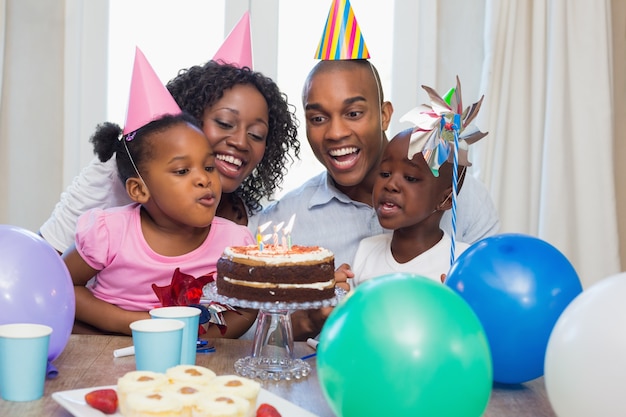 Glückliche Familie, die zusammen einen Geburtstag bei Tisch feiert