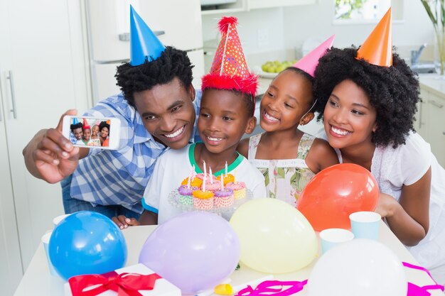 Glückliche Familie, die zusammen einen Geburtstag feiert