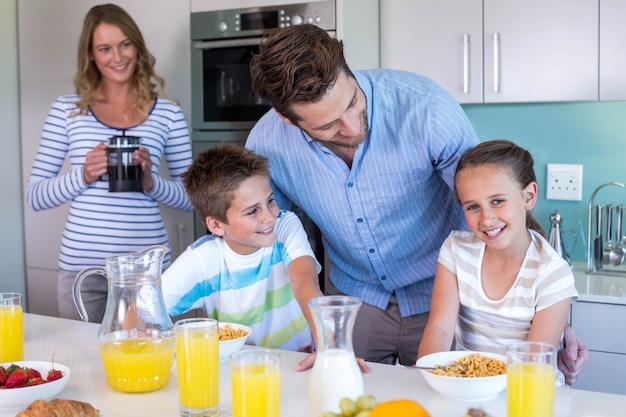 Glückliche Familie, die zusammen frühstückt