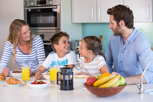 Glückliche Familie, die zusammen frühstückt