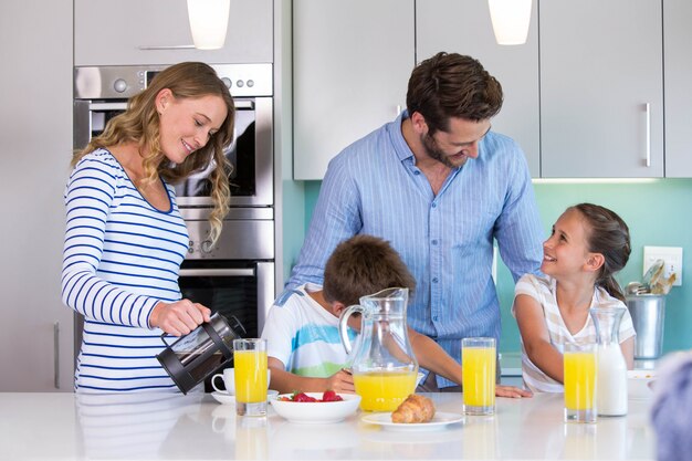 Glückliche Familie, die zusammen frühstückt