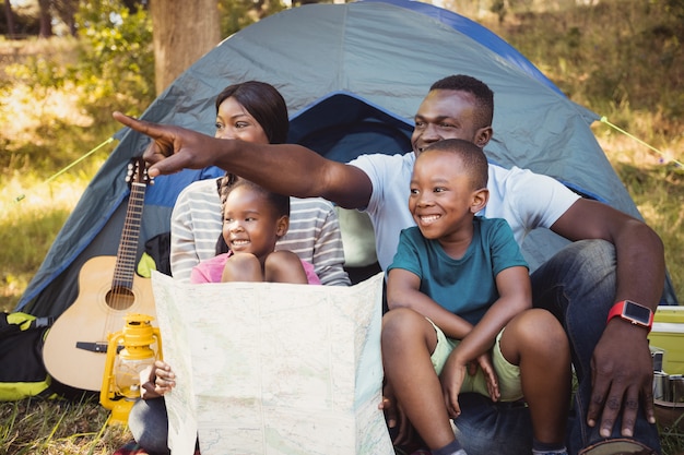 Glückliche Familie, die zusammen genießt