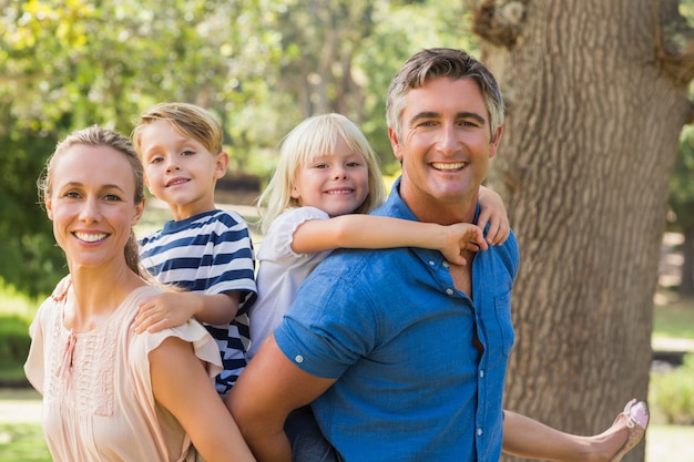 Glückliche Familie, die zusammen im Park spielt