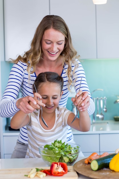 Glückliche Familie, die zusammen Mittagessen vorbereitet