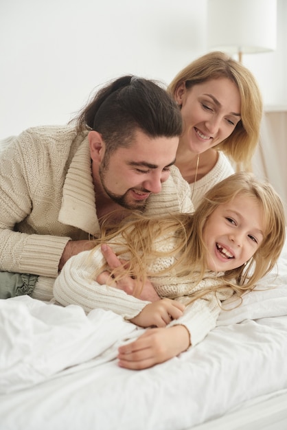 Glückliche Familie, die zusammen ruht