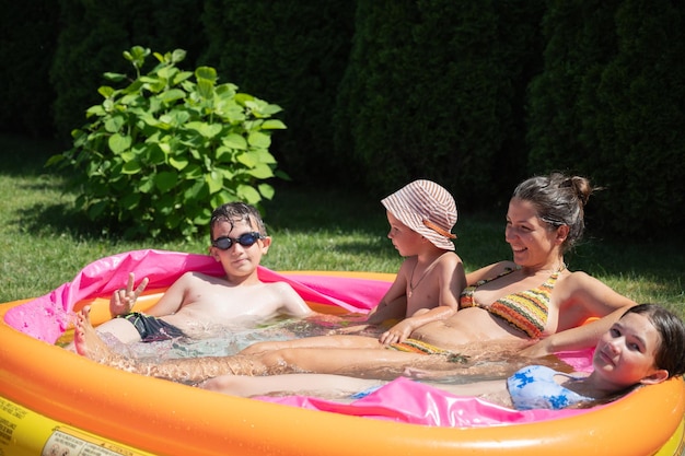 Glückliche Familie, die zusammen Sommerferien verbringt