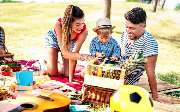 Glückliche Familie, die zusammen Spaß bei der Picknickparty hat