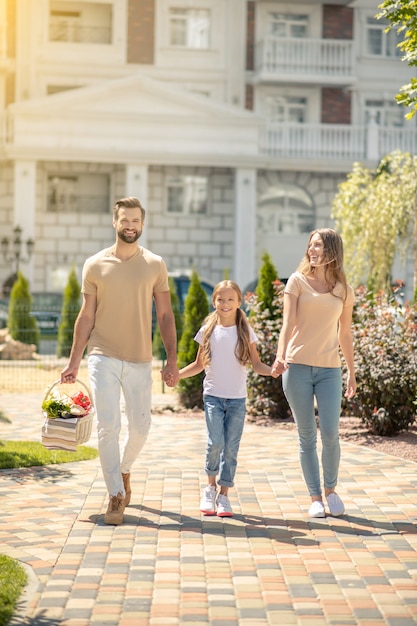 Glückliche Familie, die zusammen spazieren geht