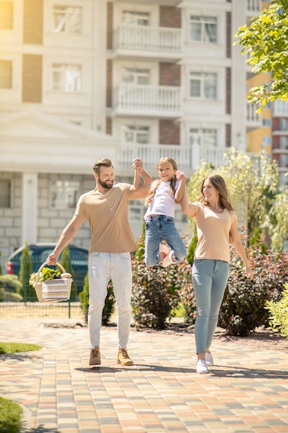 Glückliche Familie, die zusammen spazieren geht