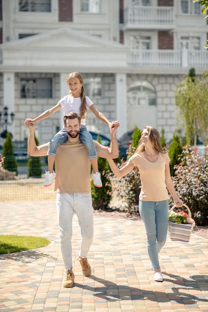 Glückliche Familie, die zusammen spazieren geht