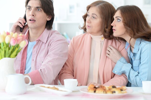 Glückliche Familie, die zusammen Tee trinkt